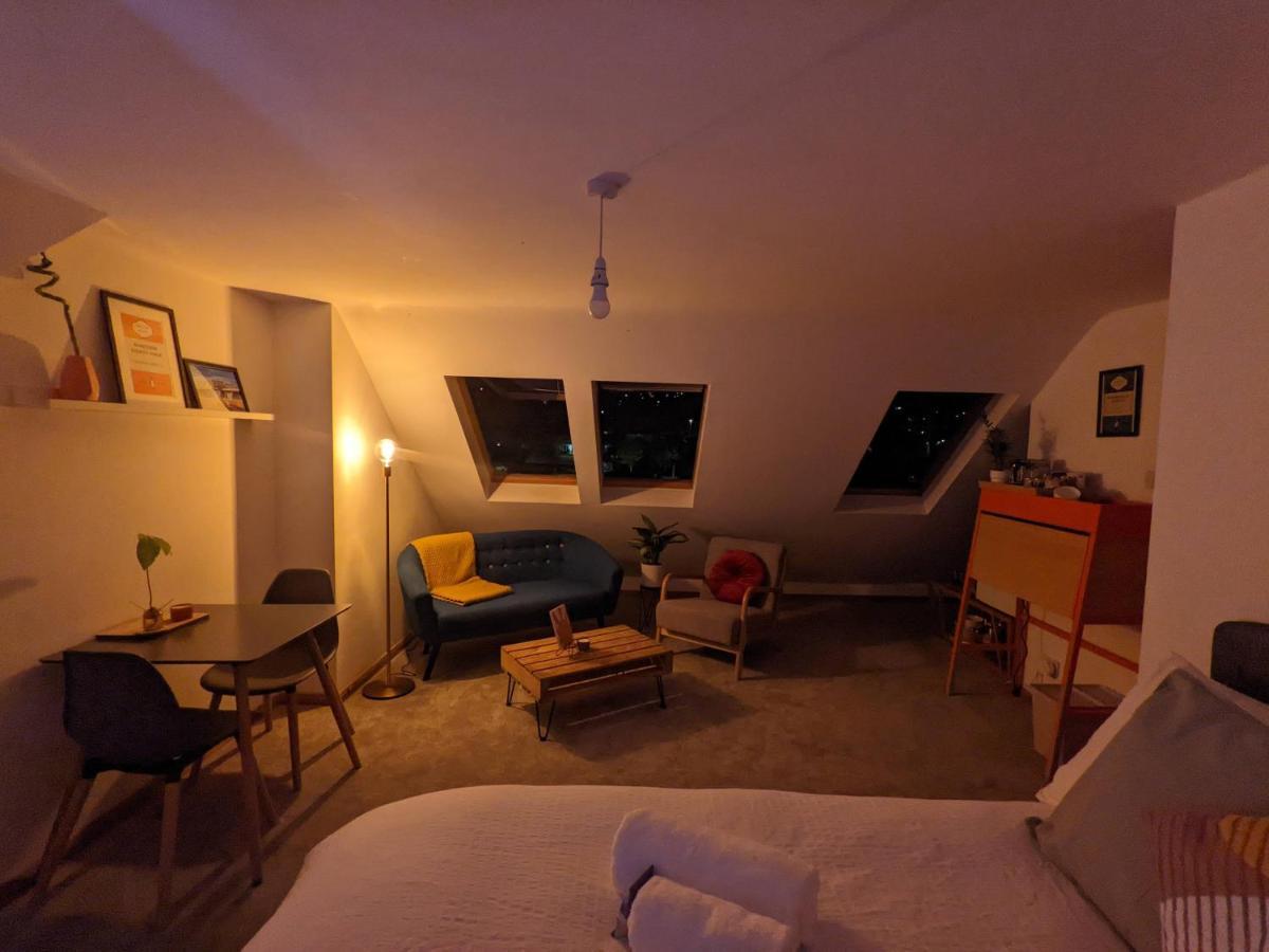 ברייטון *Large Unique Retro Private Attic & Bathroom* מראה חיצוני תמונה